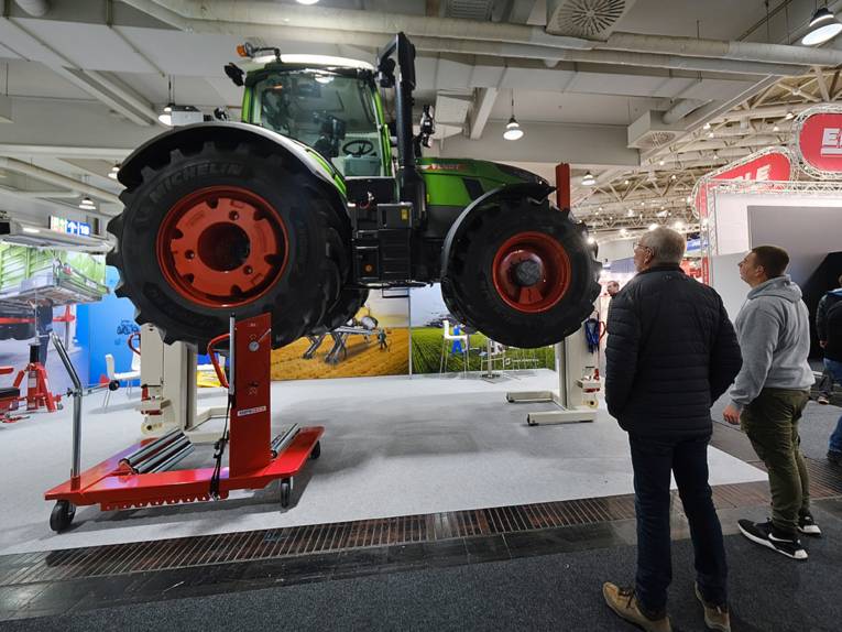 Traktor in Werkstattposition