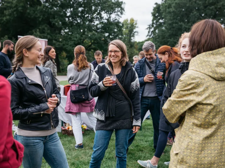 Fröhliche Menschen auf einer Wiese.
