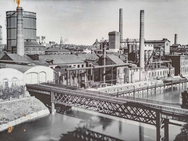 Industrieanlagen an einem Fluss gelegen. Historische Schwarz-Wei&szlig;-Aufnahme