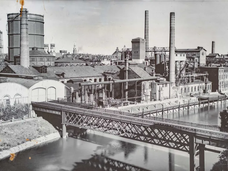 Industrieanlagen an einem Fluss gelegen. Historische Schwarz-Wei&szlig;-Aufnahme