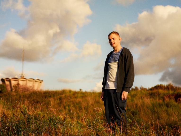 Ein Mann steht in einem Feld