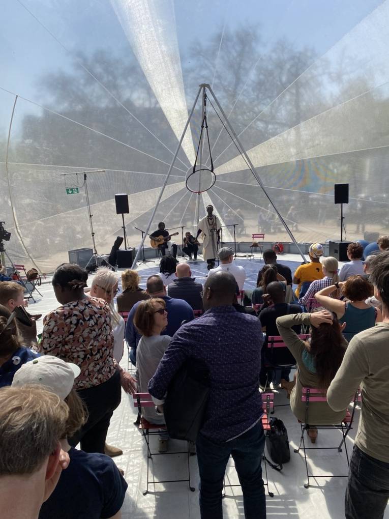 Bill Ruzima ist ursprünglich aus Ruanda und begeistert sein Publikum mit seinem Gesang.