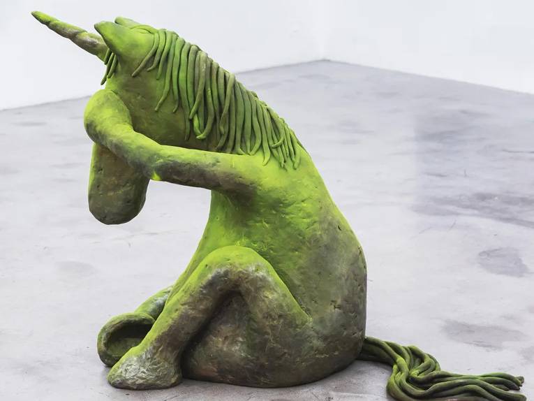 Die Skulptur eines weinenden Einhorns