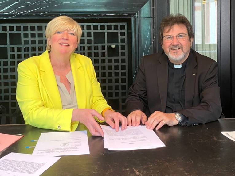 Susanne Blasberg-Bense und Propst Wolfgang Semmet bei der Vertragsunterzeichnung im Neuen Rathaus.
