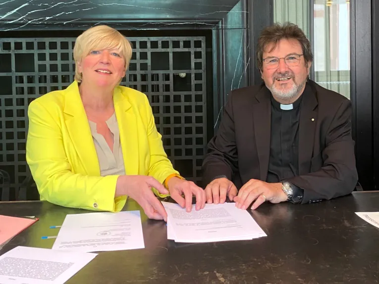 Susanne Blasberg-Bense und Propst Wolfgang Semmet bei der Vertragsunterzeichnung im Neuen Rathaus.