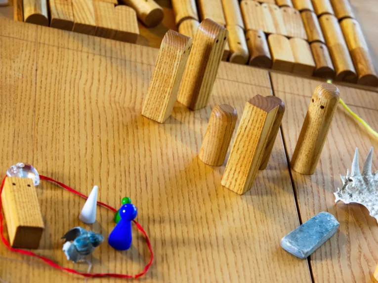 Figuren symbolisieren Personen und sind in einem System zueinander aufgestellt.