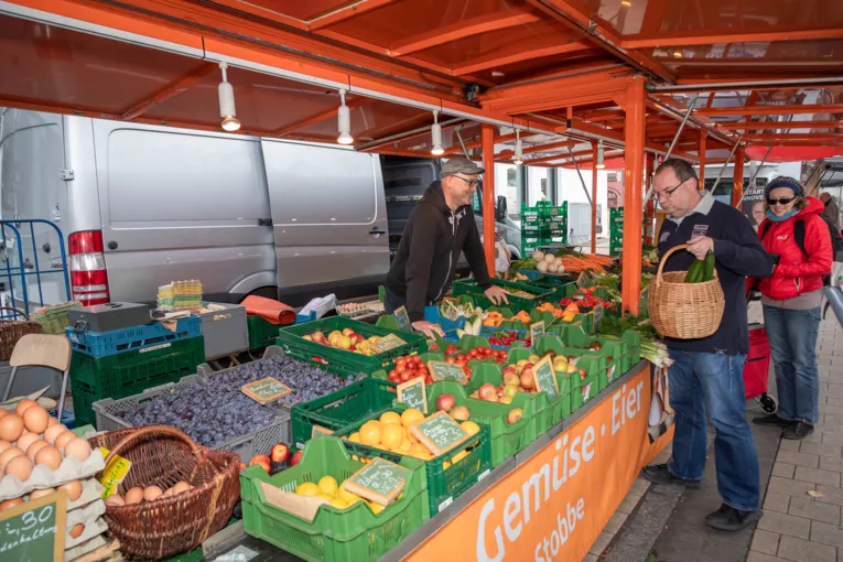 Gute Laune bei H&auml;ndlern und Kundschaft am Obst- und Gem&uuml;sewagen.
