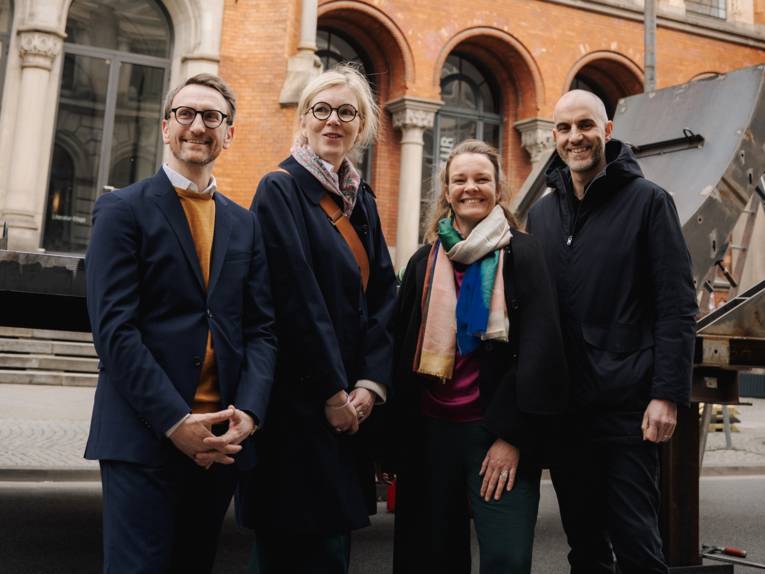 Aufbau der Halfpipe-Installation CRASH PIPE von Florentina Holzinger vor dem Künstlerhaus Hannover am Dienstag, den 24. März mit Kulturdezernentin Eva Bender, Kerstin Berghoff-Ising, Vorständin der Sparkasse Hannover, Christoph Platz-Gallus, Direktor des Kunstvereins Hannover und Oberbürgermeister Belit Onay.