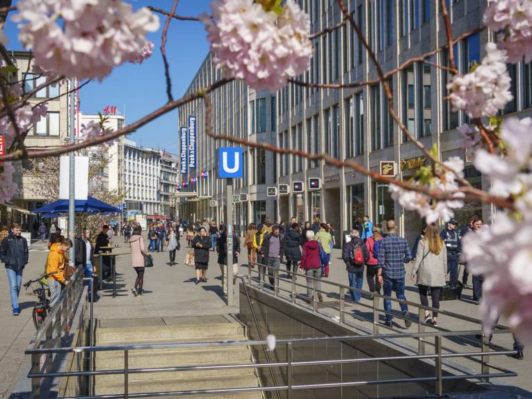 Belebte Fußgängerzone in der Karmarschstraße im Frühling