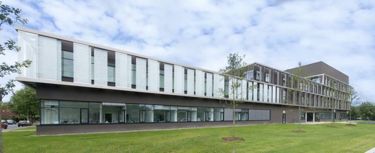 Außenansicht eines modernen Gebäudes.