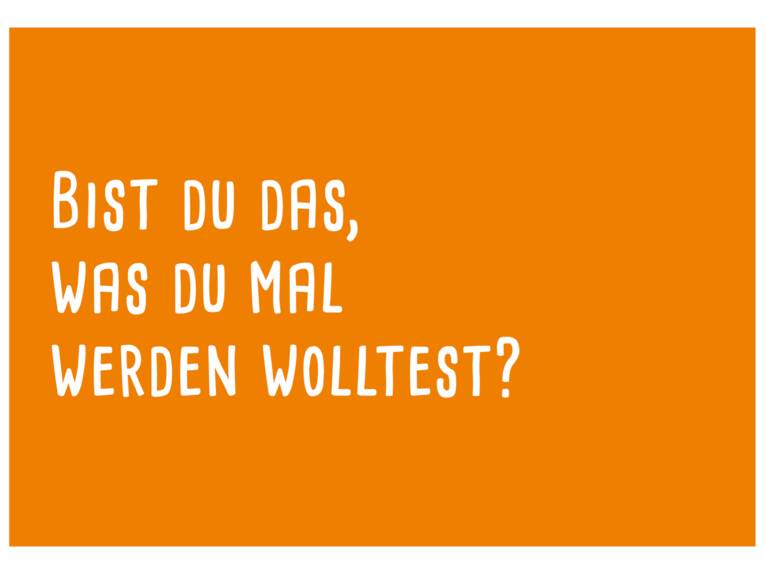 Postkarte: In weißer Schrift steht auf orangefarbenem Hintergrund: "Bist du das, was du mal werden wolltest?"
