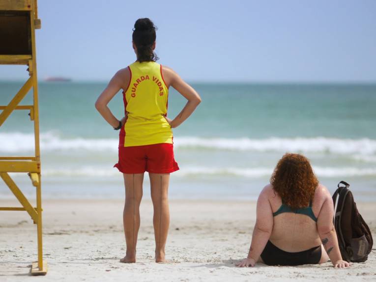 Am Strand, zwei Frauen