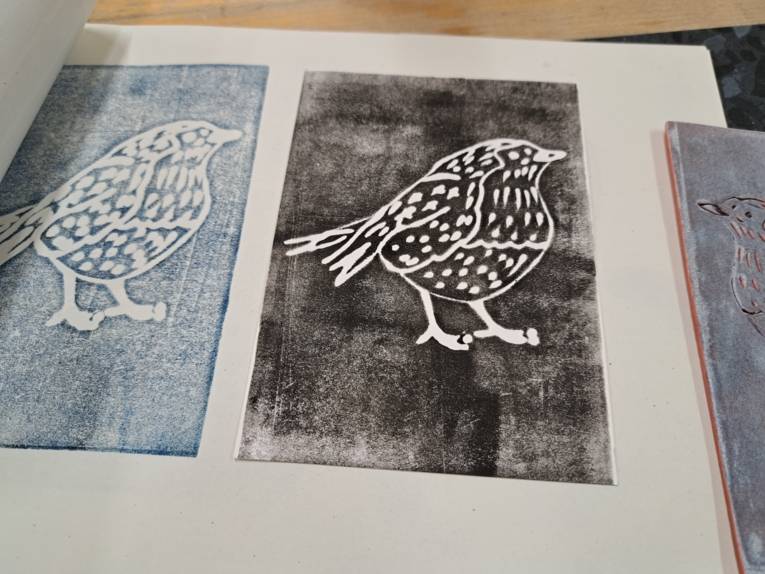 Ein Bild mit einem Vogel wurde auf zwei Karten mit Tiefdrucktechnik gedruckt.