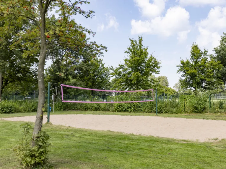 Volleyballnetz in einem Sandbereich