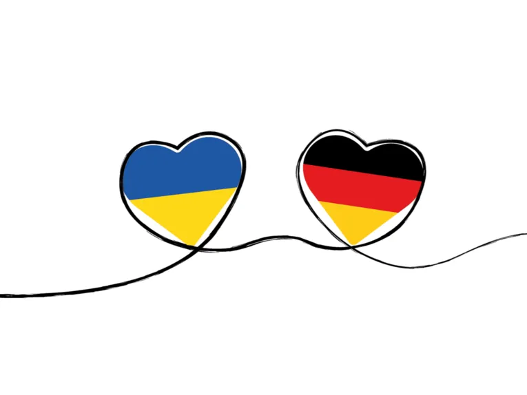 Ukrainische und Deutsche Flagge in Herzform