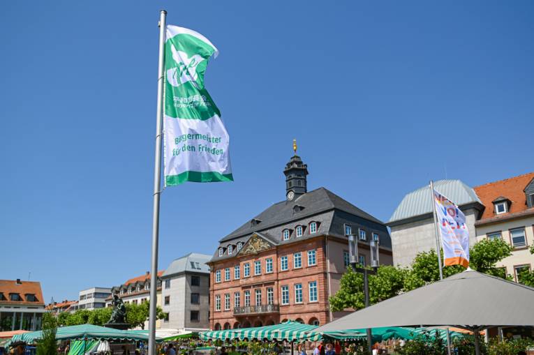 Die Stadt Hanau hisst die Flagge der Mayors for Peace