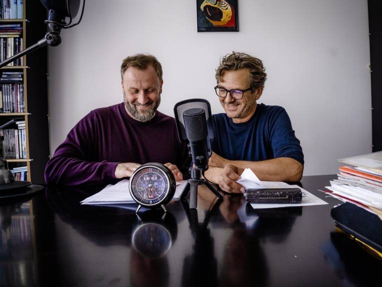 Zu sehen sind „Bob Andrews“-Sprecher Andreas Fröhlich und Hörspielmacher Kai Schwind bei einer Aufnahme für den Podcast „Haschimitenfürst – Der Bobcast“.