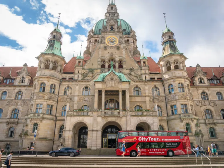 Stadtrundfahrt vor dem Neuen Rathaus