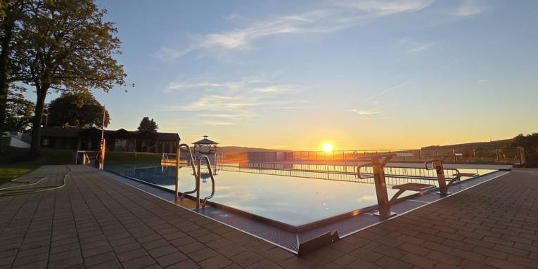 Freibad mit untergehender Sonne