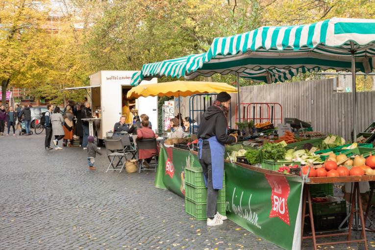 Beliebter Treffpunkt: Der Wochenmarkt auf dem Pfarrlandplatz.