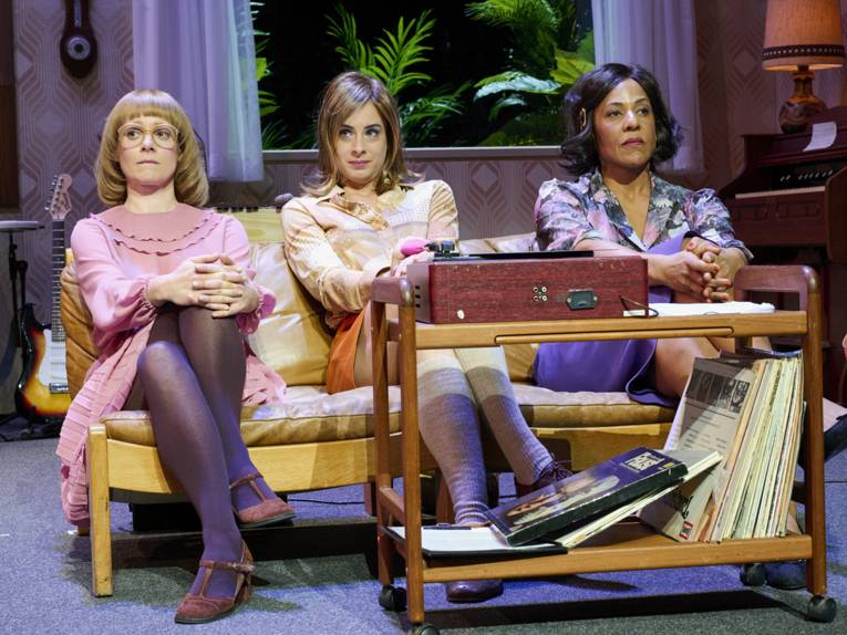Drei Frauen auf einem Sofa