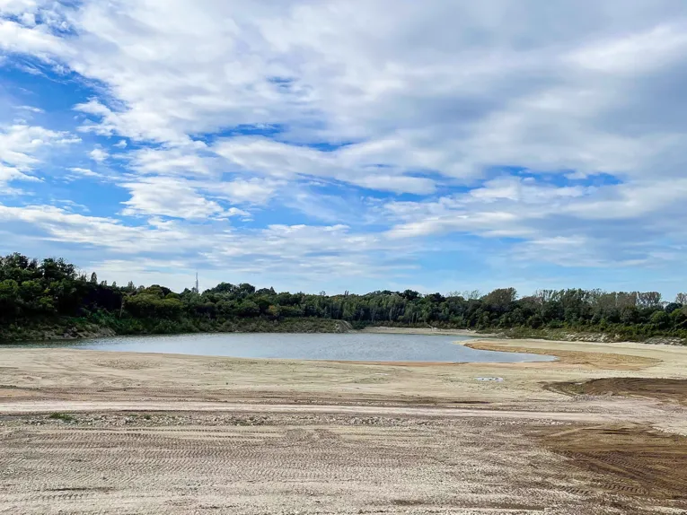 Ein Mergelsee. Drumherum Bäume und Pflanzen.