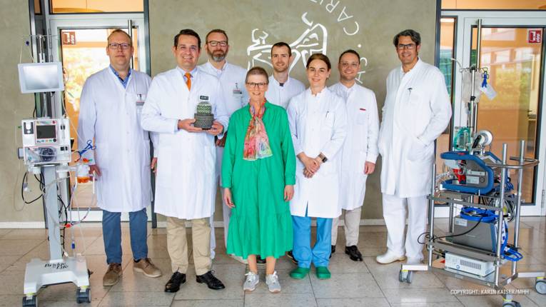 Medizinisches Personal posiert für die Kamera.