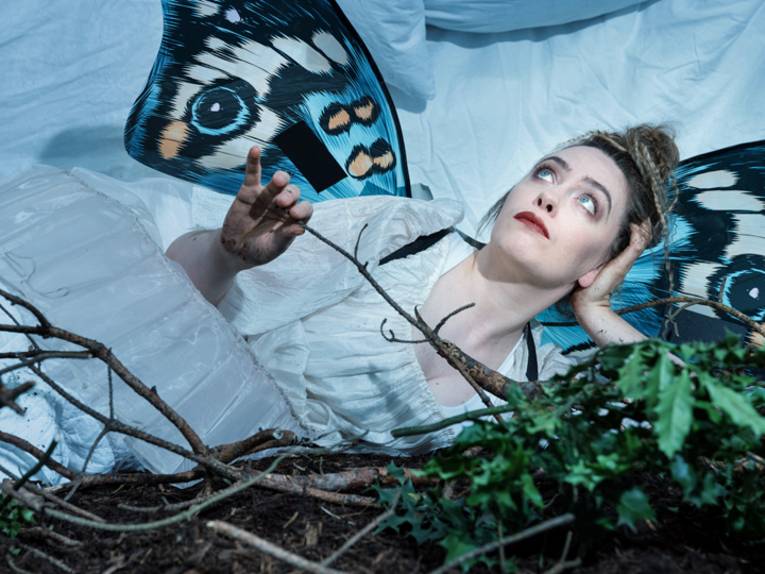 Schauspielerin im Feenkostüm mit Schmetterlingsflügeln