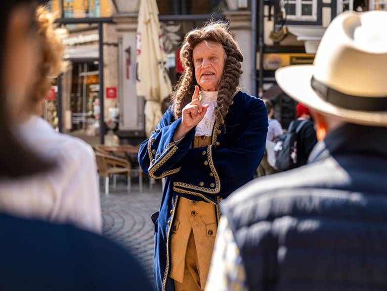 Rainer Künnecke verkleidet als Gottfried Wilhelm Leibniz während einer Führung in der Altstadt