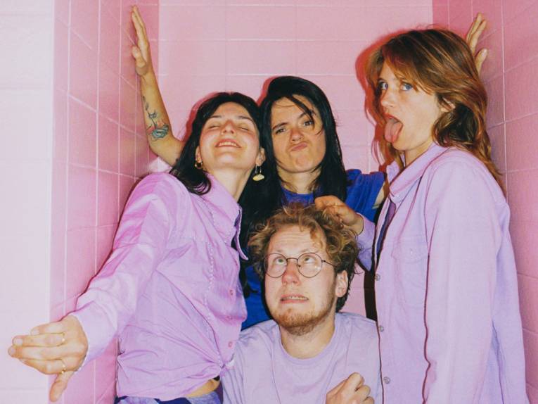 Die drei Musikerinnen und ein Musiker der Band.