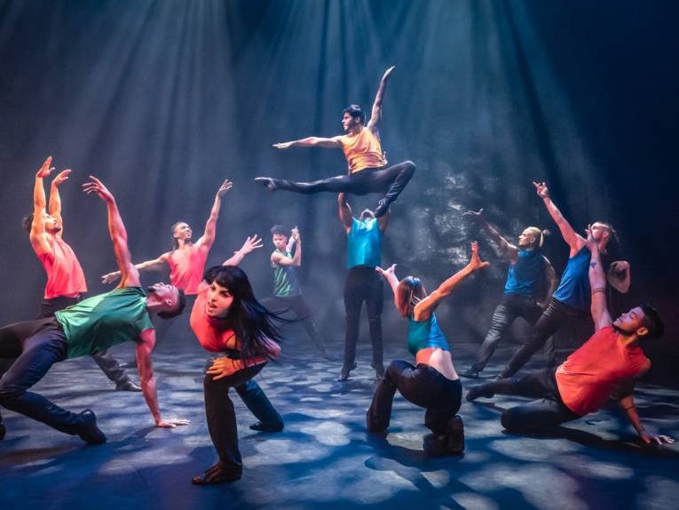 Zu sehen sind Tänzerinnen und Tänzer der kubanischen Gruppe „Ballet Revolución“.