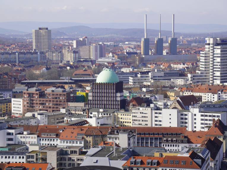 Luftbild, zu sehen ist das Anzeigerhochhaus und die "drei warmen Brüder".