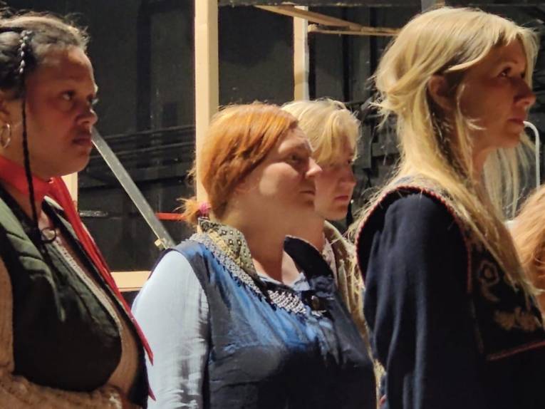 Zu sehen sind Darstellende vom Mittwoch:Theater während einer Probe zu „Antigone“.
