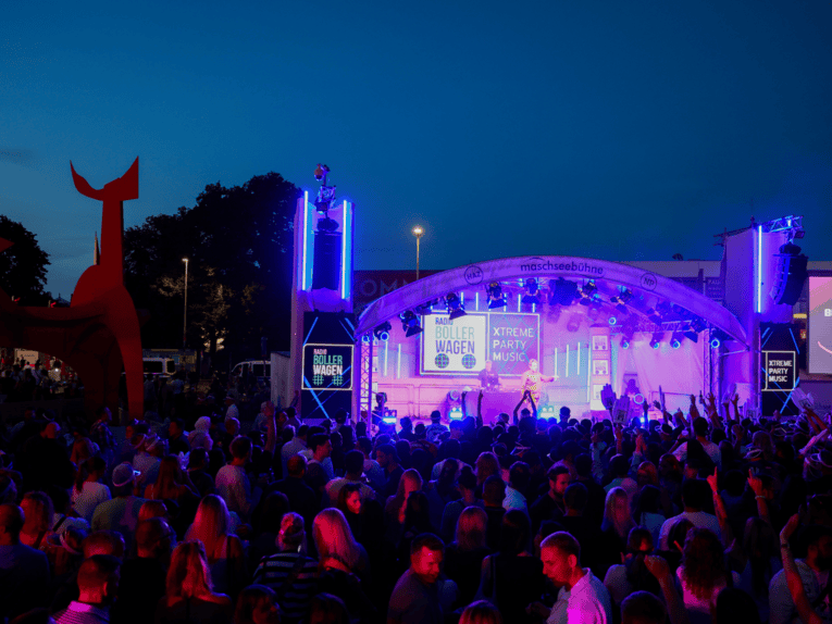 Stimmungsvolles Bild vom Maschseefest 2026 in Hannover - das größte Seefest Deutschlands.