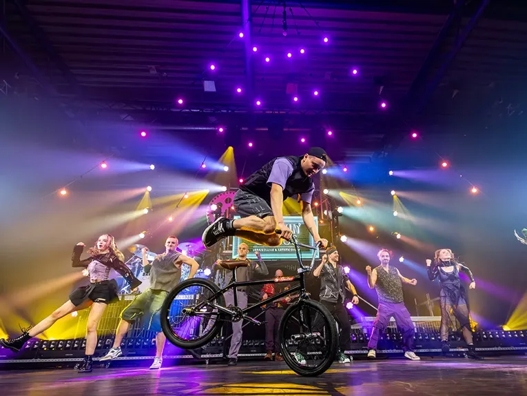 Eine Momentaufnahme aus der modernen Zirkusshow „Breakin‘ Circus“