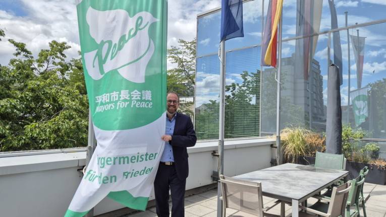 Fahnenhissung in Erlangen mit Oberbürgermeister Florian Janik