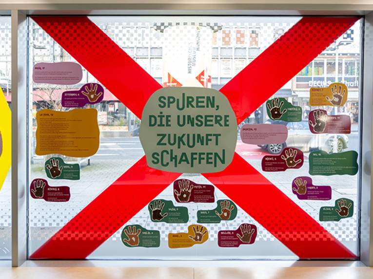 Gestaltetes Fenster in der Ausstellung "Unsere Hannover. Schwarze Geschichten" mit Schriftzug "Spuren die unsere Zukunft schaffen"