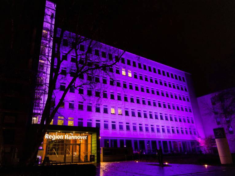 Das Regionshaus leuchtet violett.