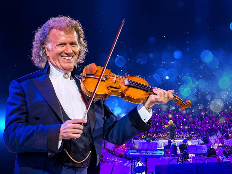 André Rieu spielt auf einer Violine