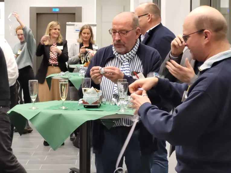 G&auml;ste probieren mit Luftschlangen den langen Atem aus