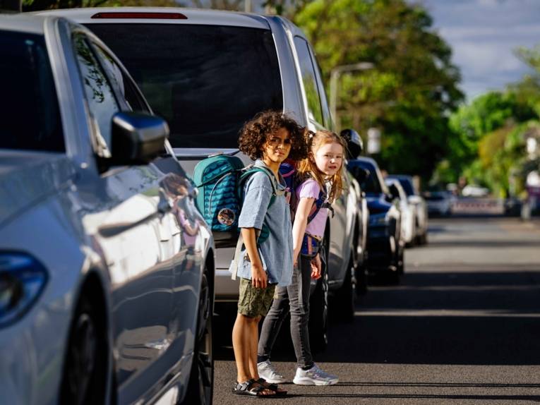 Zwei Kinder gehen über die Straße