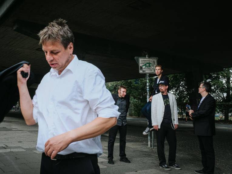 Die fünf Mitglieder der Band unter der Westschnellwegbrücke.