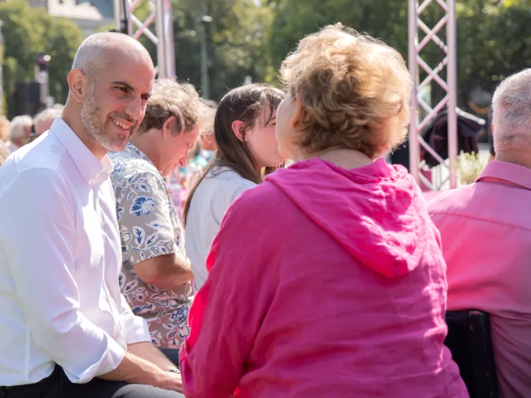 Tag des Ehrenamts am 1. September:&nbsp;Oberb&uuml;rgermeister Belit Onay nutzte die Gelegenheit sich bei der Kulturtafel auf dem Opernplatz&nbsp;auf besondere Weise bei den ehrenamtlich Engagierten in Vereinen, Verb&auml;nden und Organisationen zu bedanken.