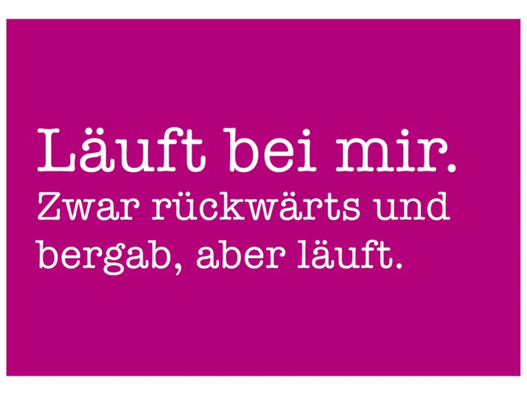 Postkarte: In wei&szlig;er Schrift steht auf brombeerfarbenem Hintergrund: "L&auml;uft bei mir. Zwar r&uuml;ckw&auml;rts und bergab, aber l&auml;uft."