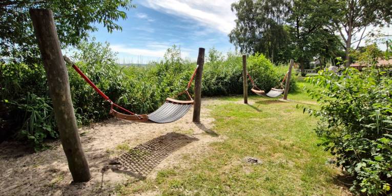 Robuste Outdoor-H&auml;ngematten am Ufer des Steinhuder Meeres