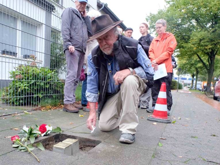Künstler Gunter Demnig bei der Stolpersteinverlegung in Hannover am 13. Oktober 2023