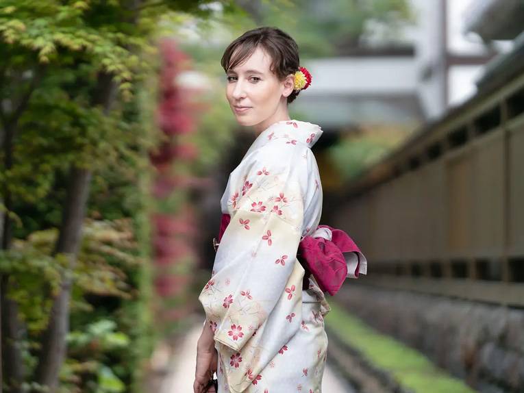 Die italienische Autorin Laura Imai Messina in einem Kimono