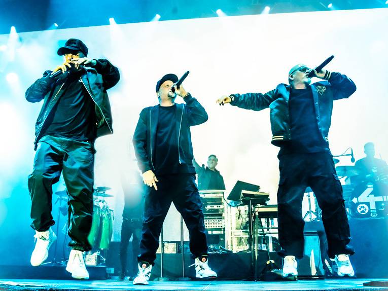 Drei Hip-Hoper performen auf einer B&uuml;hne