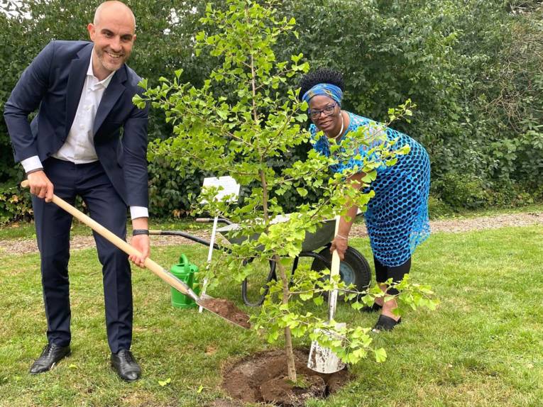 Oberbürgermeister Belit Onay und die stellvertretende Bürgermeisterin Asher Craig aus Bristol haben im im Palaisgarten des Museum Wilhelm Busch einen Ginkgo-Baum gepflanzt.
