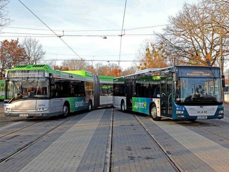 Ein Solaris Bus der ÜSTRA und ein MAN Bus der regiobus aus der Frontperspektive. Beide beklebt mit der Werbung zur sprintH Kampagne.